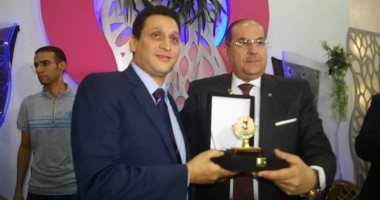 محافظ سوهاج يكرم محمد أبو الوفا بالطبل البلدى والمزمار
